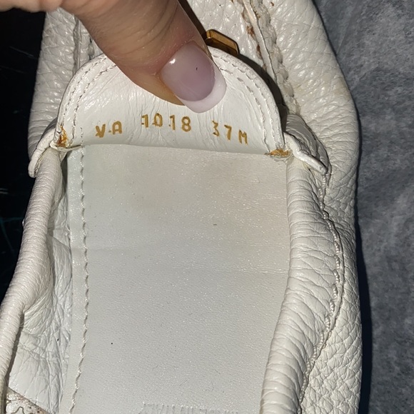 White leather Louis Vuitton moccasins with two gold tassels in the front. - Picture 12 of 12